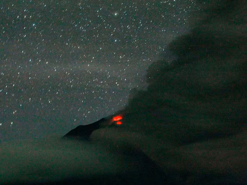 Núi lửa Sinabung phùn trào ngày 24/11/2013 nhìn từ làng Tiga Pancur ở Karo, phía bắc Sumatra, Indonesia
