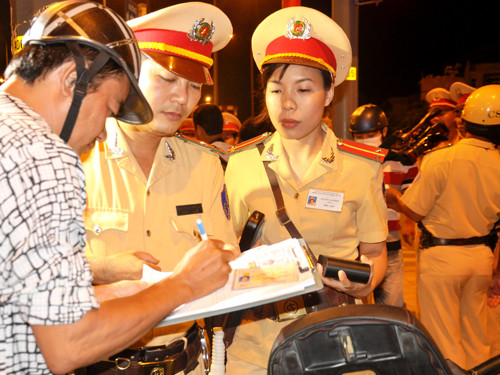 Cảnh sát giao thông lập biên bản phương tiện vi phạm luật giao thông