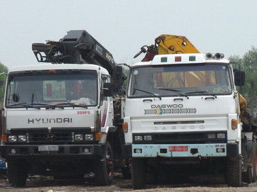 Xe 'ma' mang biển số đỏ