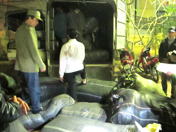 Công an kiểm tra hàng lậu trên xe