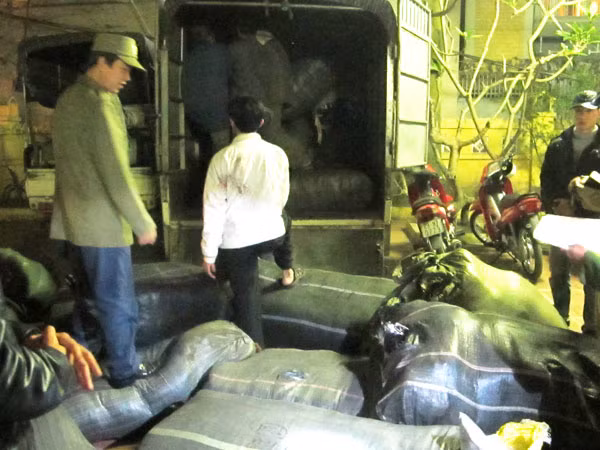 Công an kiểm tra hàng lậu trên xe