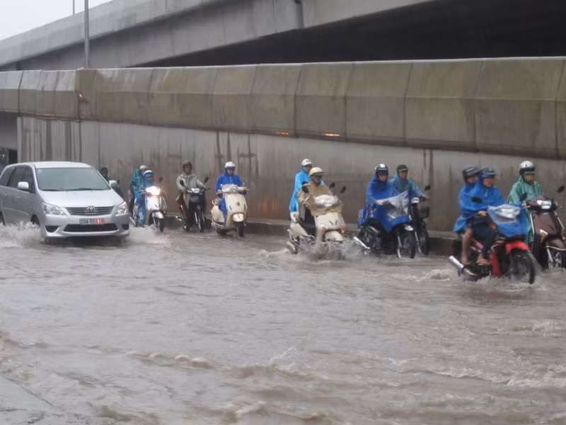 Mưa lớn, đường Hà Nội lại ngập