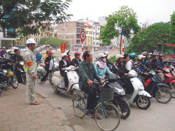 Kỹ sư trẻ Viện Khoa học và Công nghệ GTVT nghiên cứu chống ùn tắc. Ảnh: DMT