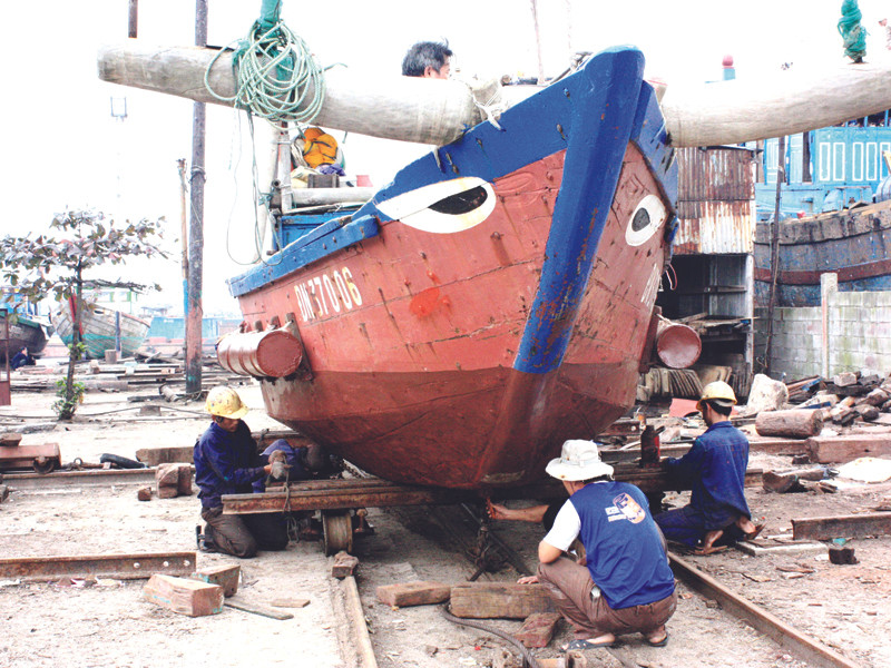 Cựu binh Trường Sa đóng tàu cho ngư dân