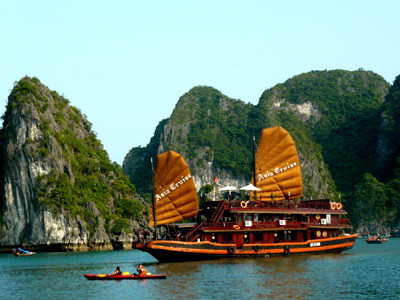 Vừa tham quan vừa bầu chọn vịnh Hạ Long