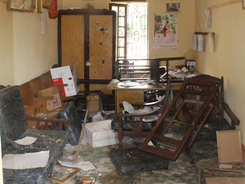 Hàng trăm người quây trụ sở UBND xã