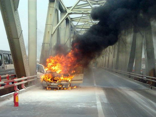 Chiếc xe phát hỏa trên cầu Chương Dương