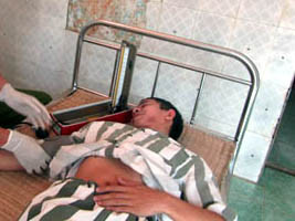 Khởi tố cán bộ để can phạm chết trong buồng giam