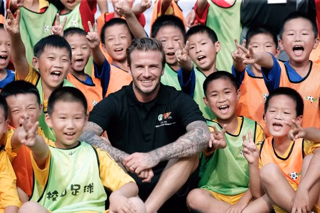 Beckham điển trai nghịch bóng cùng fan nhí