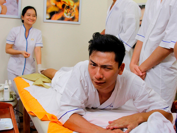 Trai tráng Next Top 'cắn răng' chịu đau để waxing