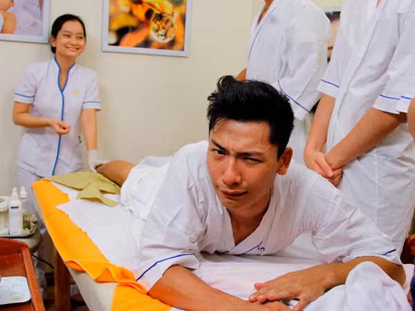 Trai tráng Next Top 'cắn răng' chịu đau để waxing