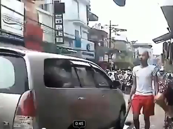 Dùng điếu cầy phân làn đường không có tội