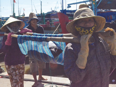 Những người đàn bà gánh cá ngừ đại dương