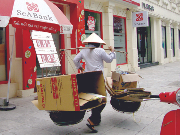 Dân lao động nghèo có quan tâm đến trần lãi suất huy động 9%/năm? Ảnh: Minh Đức