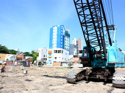 Máy móc nằm im, công nhân thưa thớt