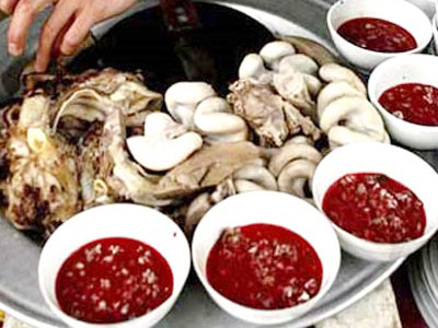 Ăn tiết canh lợn, một người tử vong