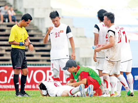 BHL không xui cầu thủ đá láo!