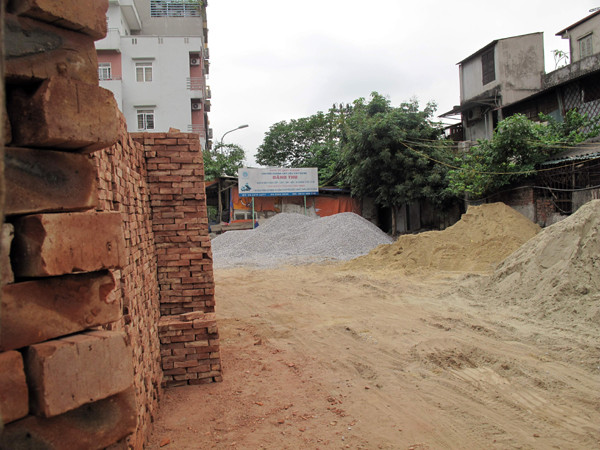 Gạch, đá, cát..."tấn công" khu tập thể