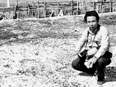 TS. Võ Văn Minh tại một khu vực vừa được tôn tạo ở đảo Sinh Tồn