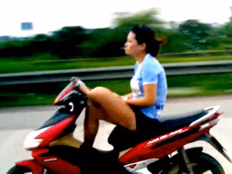 Cô gái lái xe bằng chân sẽ bị xử lý nghiêm