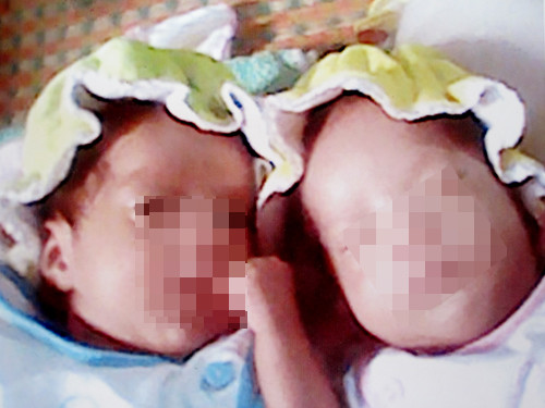 Hai đứa trẻ được các trinh sát công an Q. 10 mang vể giao lại cho người mẹ trẻ bồng bột