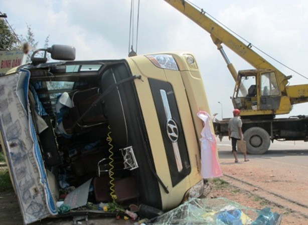 Lật xe khách, 4 người Hà Lan thương vong