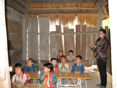 Khai giảng, giáo viên mầm non ngồi khóc