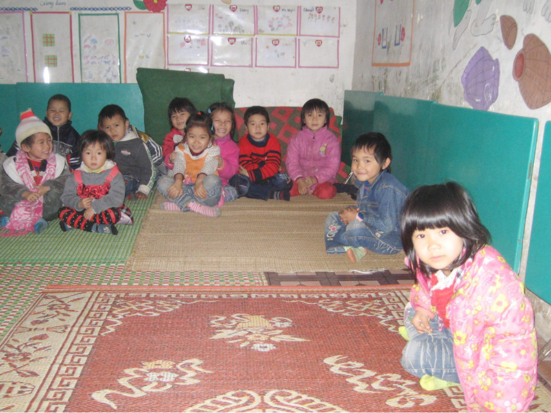 Các cháu mầm non Phù Yên lớp học cũ xuống cấp