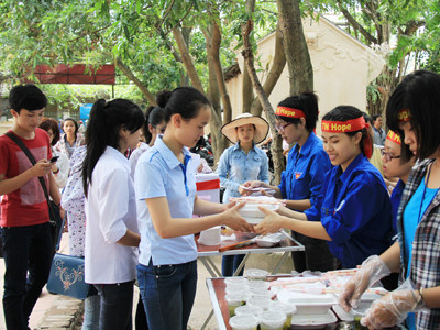 'Thiên thần áo xanh' tiếp sức từ nhà tới phòng thi