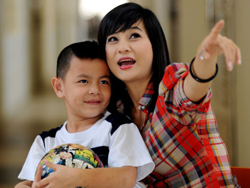 Cát Phượng muốn con trai yêu thương mẹ kế