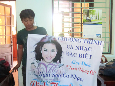 Bi hài hàng trăm người dân vây bắt nữ ca sĩ Thuyên Kim