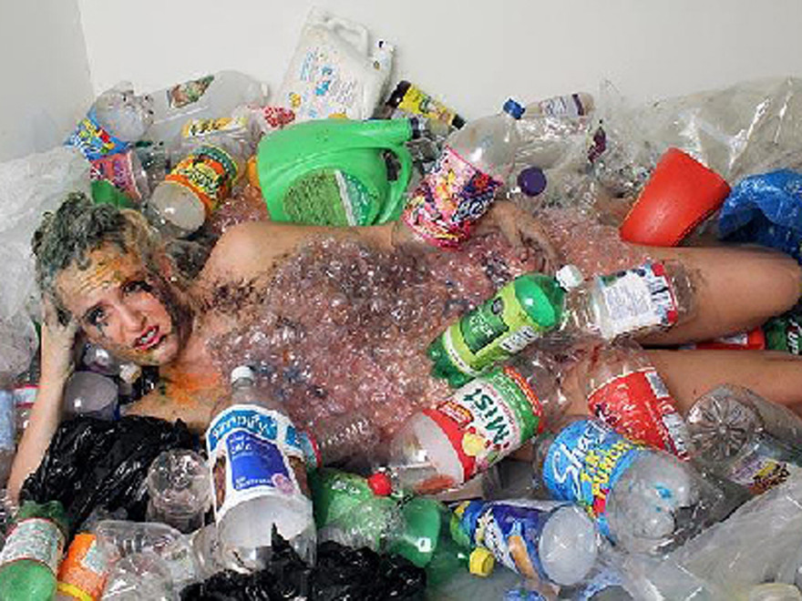 Người mẫu khỏa thân trong rác bảo vệ môi trường