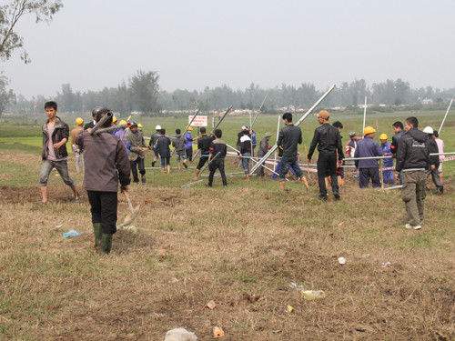 Hàng trăm người xô xát công an, cản trở thi công