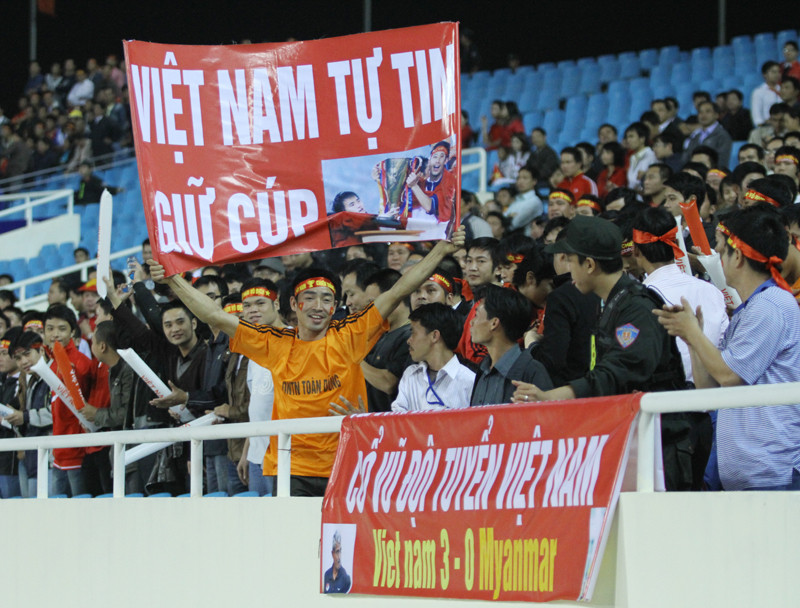 Niềm vui vỡ òa Mỹ Đình đêm chiến thắng