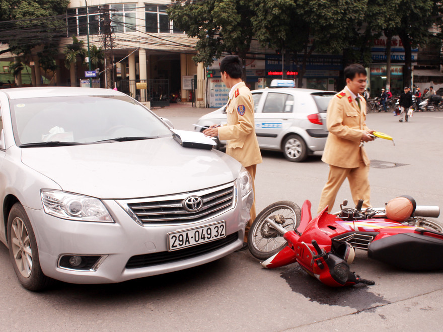 Va chạm giao thông, xế hộp đuổi đánh xe máy