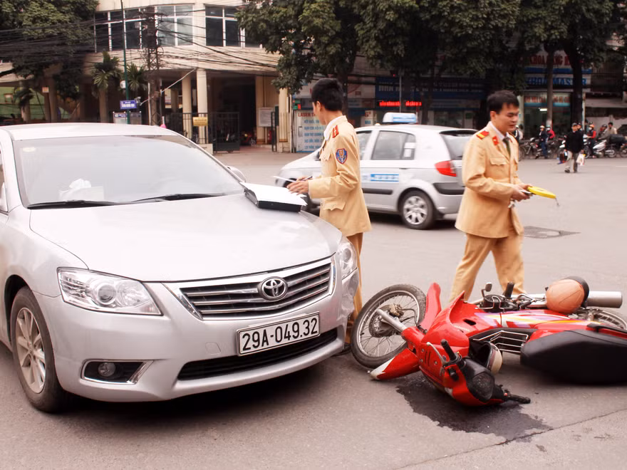 Va chạm giao thông, xế hộp đuổi đánh xe máy