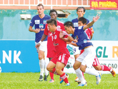 HAGL tạm chiếm ngôi đầu