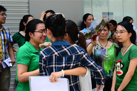 Thí sinh cười tươi khi làm bài thi tốt sau buổi thi môn Văn của đợt 2