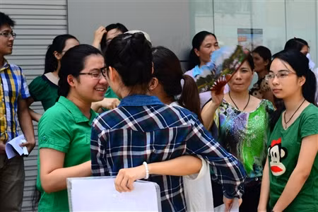 Thí sinh cười tươi khi làm bài thi tốt sau buổi thi môn Văn của đợt 2