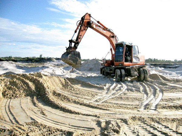 Cánh đồng bị cát tặc đào bới nham nhở