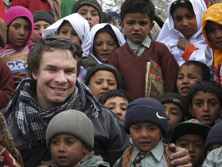 Bão quanh 'Ba tách trà'