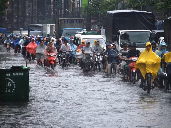 Thi công cẩu thả gây ngập, thiệt hại cho người dân xảy ra rất nhiều nhưng việc đền bù chưa có tiền lệ Ảnh: LT