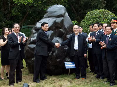 Chủ tịch Quốc hội Nguyễn Sinh Hùng dự Lễ trao tặng đá quý Ảnh: TTXVN