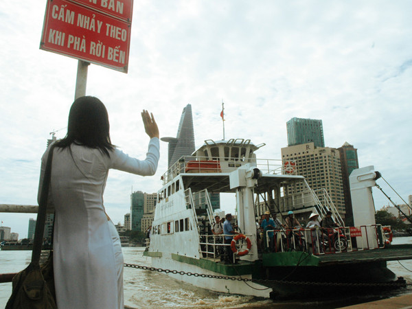 Chia tay bến phà Thủ Thiêm