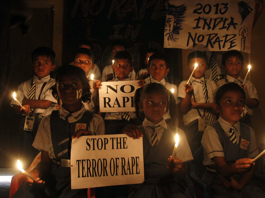 Hàng loạt các cuộc biểu tình nổ ra khắp Ấn Độ yêu cầu chính phủ có các biện pháp bảo vệ phụ nữ và trẻ em gái khỏi nạn cưỡng hiếp