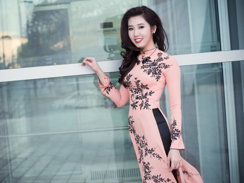 Thúy Ngân đẹp hút hồn với áo dài trên đất Mỹ