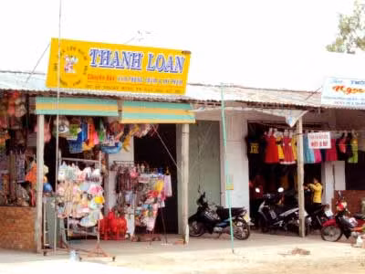 Cha quẫn chí đổ thuốc sâu vào miệng con bại liệt