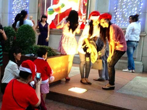 Cảnh giác 'tập đoàn' móc túi xuống phố Sài Gòn