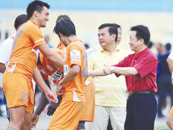 “Bầu” Hiển sẵn sàng thưởng nóng cho các cầu thủ dù là HN T&T hay SHB Đà Nẵng sau mỗi trận thắng Ảnh: VSI