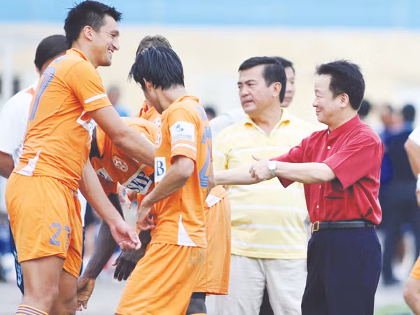 “Bầu” Hiển sẵn sàng thưởng nóng cho các cầu thủ dù là HN T&T hay SHB Đà Nẵng sau mỗi trận thắng Ảnh: VSI